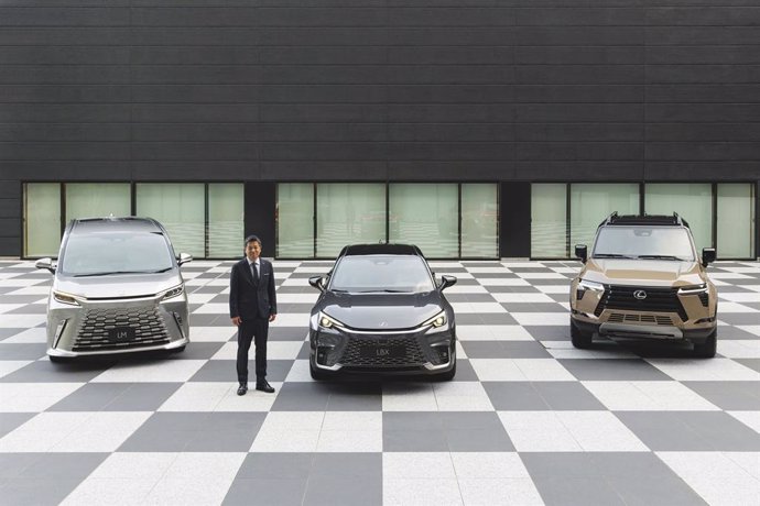 El presidente internacional de Lexus, Takashi Watanabe, con los nuevos modelos de la compañía. El Lexus LM, el LBX y el GX.