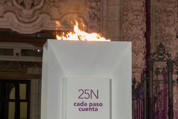 Archivo - Detalle del pebetero encendido en la lectura del manifiesto por el 25N, a 24 de noviembre de 2022 en Sevilla, Andalucía, España. (Foto de archivo).