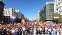 Miles de personas que protestan contra la amnistía en Madrid gritan 'fuera' cuando el PP proyecta un vídeo de Sánchez
