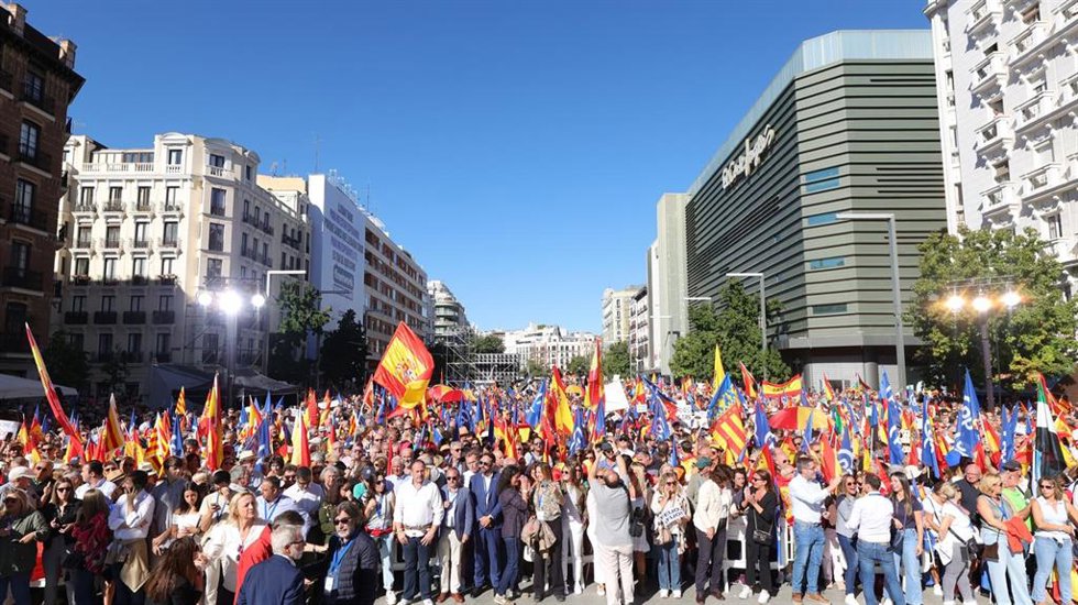 Decenas de simpatizantes con banderas de España durante la manifestación organizada por el PP en la Plaza de Felipe II, a 24 de septiembre de 2023, en Madrid (España). Bajo el lema A la calle contra la amnistía, el referéndum y contra aquellos que quie