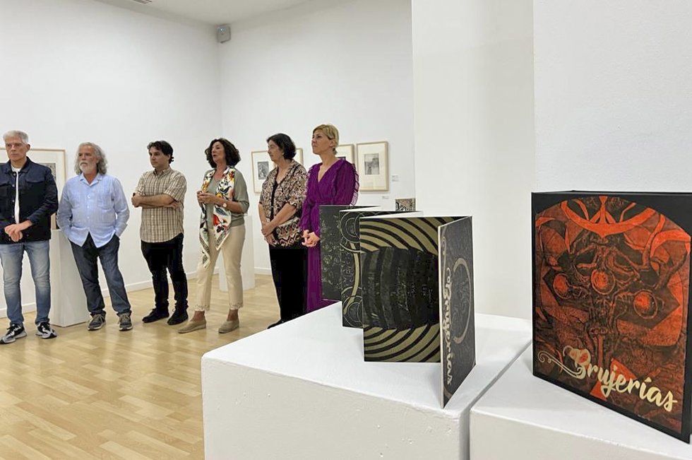 Inauguración de la muestra Brujerías que se puede ver en la sala Pintores 10 de Cáceres