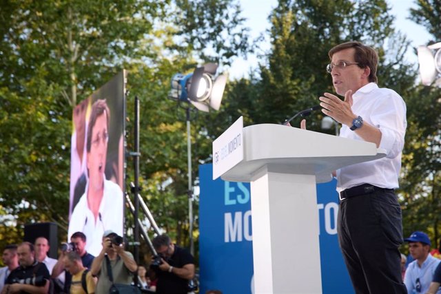 El alcalde de Madrid, José Luis Martínez-Almeida, interviene durante la manifestación organizada por el PP, en la plaza de Felipe II