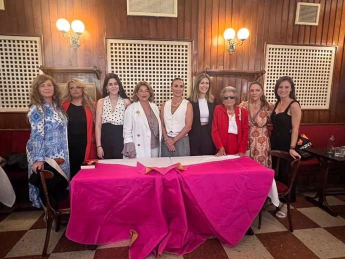 Socias de la Asociación Mujer y Tauromaquia en una imagen de archivo de un encuentro informativo en Madrid.