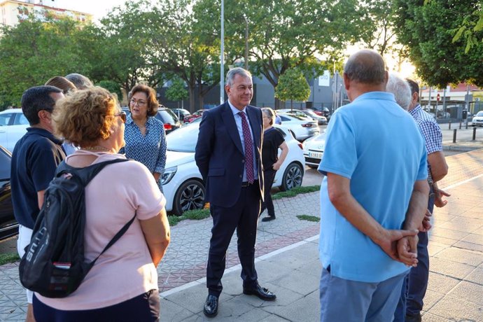 El alcalde de Sevilla, José Luis Sanz, se ha reunido con vecinos y responsables del Centro Deportivo Ontur, en Parque Alcosa.