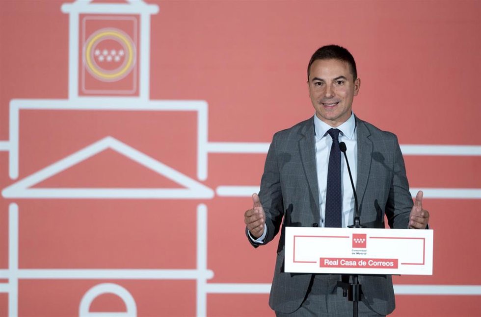 El portavoz del PSOE en la Asamblea de Madrid, Juan Lobato, durante una rueda de prensa 