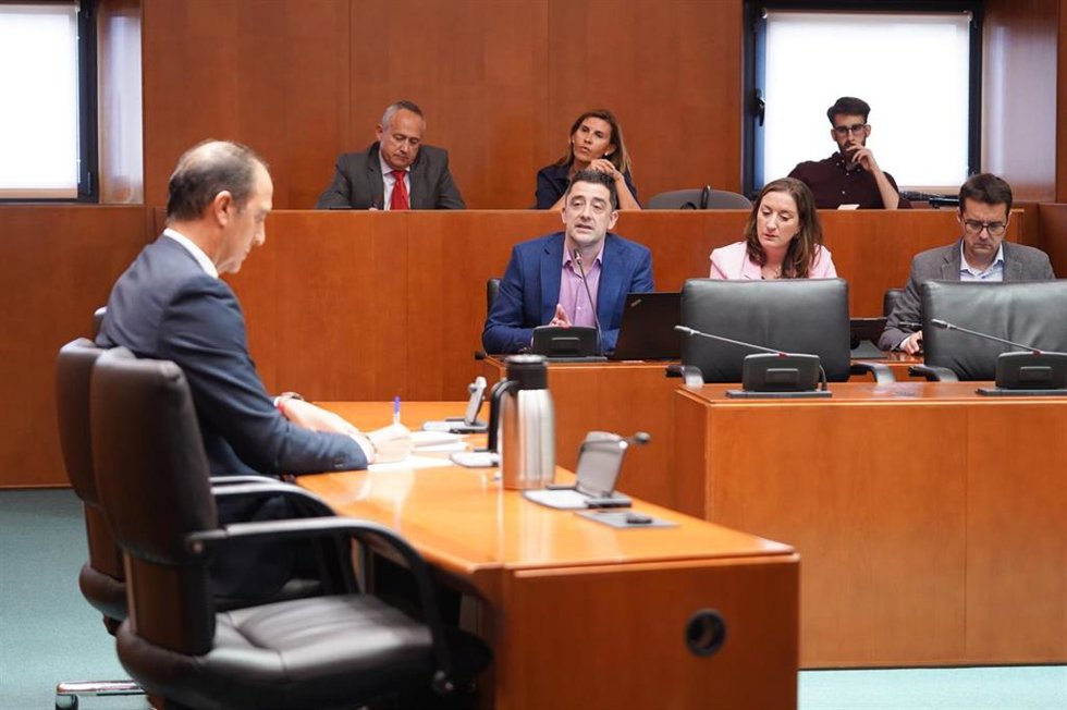 El diputado del PSOE en las Cortes de Aragón Iván Carpi interpela al consejero de Sanidad, José Luis Bancalero.