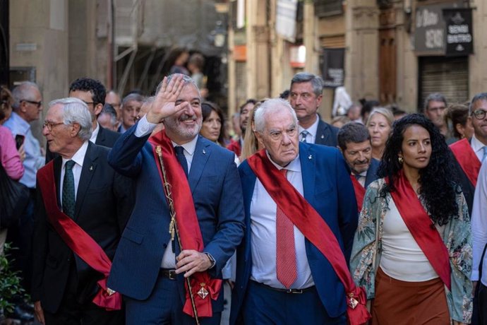 L'alcalde de Barcelona, Jaume Collboni, saluda durant la tradicional comitiva municipal de la Merc