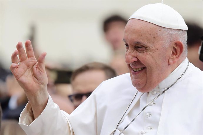 El Papa Francisco saluda a la gente durante la audiencia a los Oficiales y soldados de los Carabinieri en la Plaza de San Pedro del Vaticano