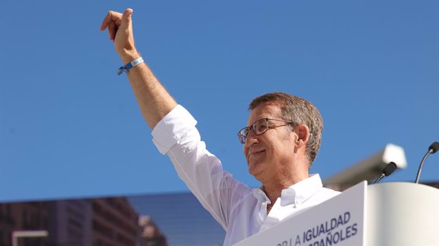 El líder del PP y candidato a la Presidencia del Gobierno, Alberto Núñez Feijóo, saluda durante la manifestación organizada por el PP, en la plaza de Felipe II, a 24 de septiembre de 2023, en Madrid (España). Bajo el lema ‘A la calle contra la amnistía, e