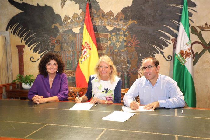 La alcaldesa, Ángeles Muñoz, ha rubricado el acuerdo junto con el director de Cáritas Diocesana de Málaga, Francisco José Sánchez, y la coordinadora de Cáritas Marbella y Estepona, Mercedes Agüera