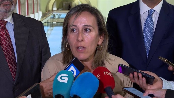 La conselleira de Infraestruturas e Mobilidade, Ethel Vázquez, hace declaracioes a los medios