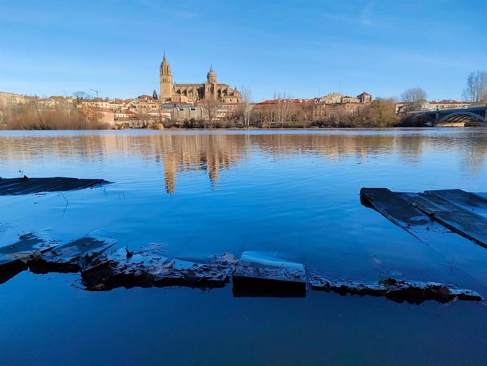 Archivo - Aumento del caudal del río Tormes a su paso por la ciudad de Salamanca.