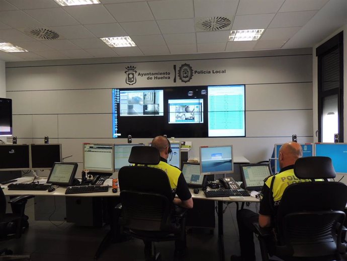 Policías locales de Huelva trabajando en sus oficinas