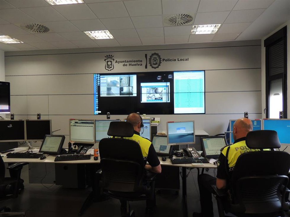 Policías locales de Huelva trabajando en sus oficinas