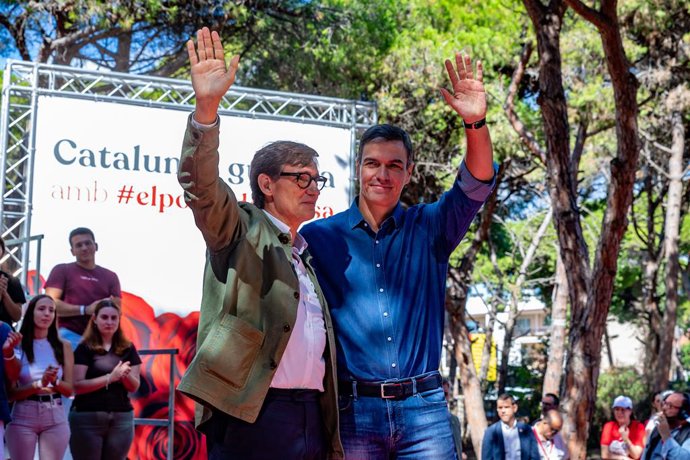 El president del Govern central en funcions, Pedro Sánchez, i el líder del PSC, Salvador Illa, durant la Festa de la Rosa