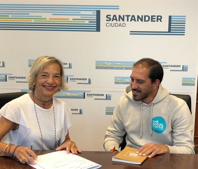 La concejala de Empleo, Chabela García-Barreda, y el emprendedor social Óscar Pérez Marcos