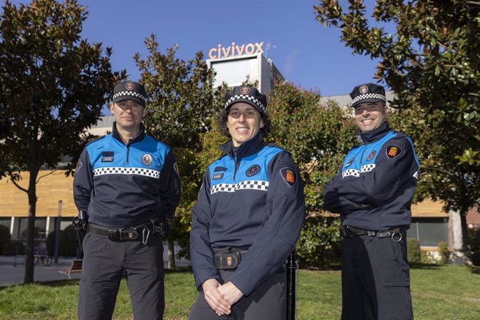 Archivo - Agentes del la Policía Municipal de Pamplona que atienden el servicio de 'Policía Comunitaria en tu Civivox'.