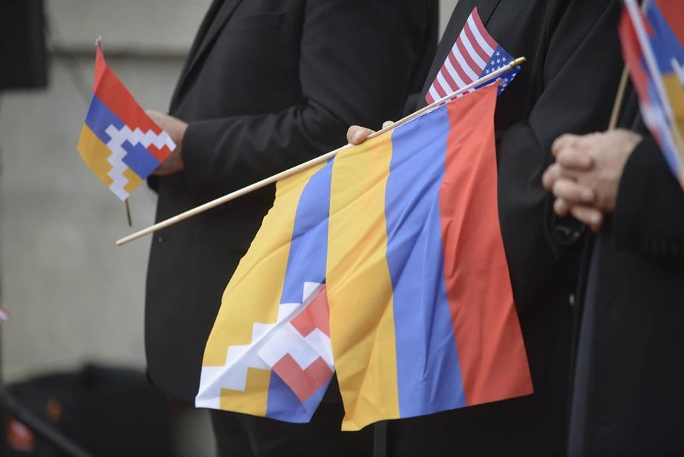 Archivo - Banderas de Arsaj y Armemia durante una manifestación en Estados Unidos en una imagen de archivo