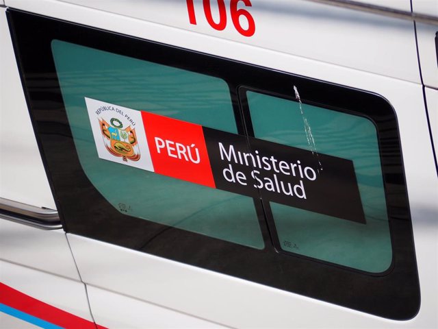 Archivo - Ambulancia en Perú