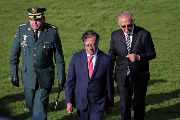 Bogotá. 17 de Diciembre de 2022. Ceremonia de acenso de los nuevos generales y almirantes de las Fuerzas Armadas de Colombia en la escuela de cadetes José Maria Córdova. En la foto de izquierda a derecha: General. Helder Fernan Giraldo Bonilla,