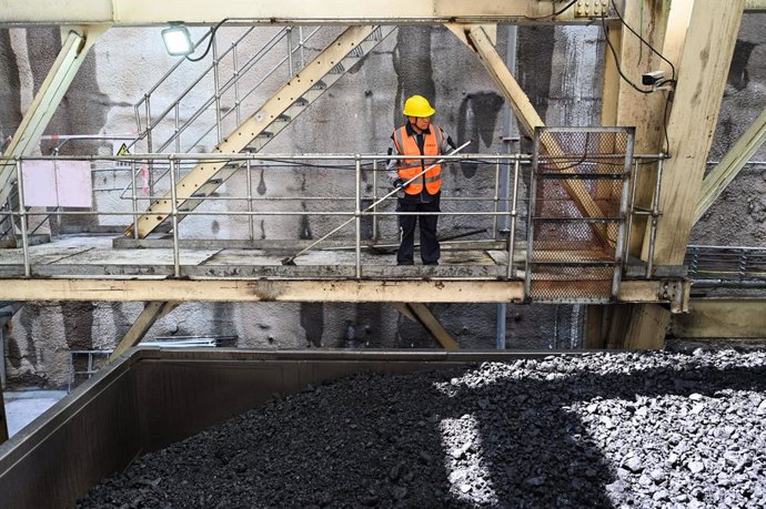 Archivo - HOHHOT, July 10, 2023  -- A staff member checks the loading of railway transportation system at the Longwanggou Coal Mine of China Datang Corporation Ltd. in Jungar Banner, north China's Inner Mongolia Autonomous Region, July 8, 2023. Energy c