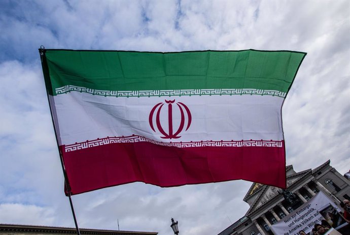Archivo - January 11, 2020, Munich, Bavaria, Germany: Demonstrators in Munich, Germany against the Trump-ordered killing of General Qasem Soleimani wave the Iranian flag and demand the exit of US troops from the middle east.  Approximately 70 participants
