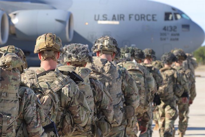 Archivo - HANDOUT - 01 January 2020, US, Fayetteville: Paratroopers of the 82nd Airborne Division of the US Army stand in front of transport aircraft at Pope Army Airfield. The US government is transferring additional soldiers to the region after Iraqi 