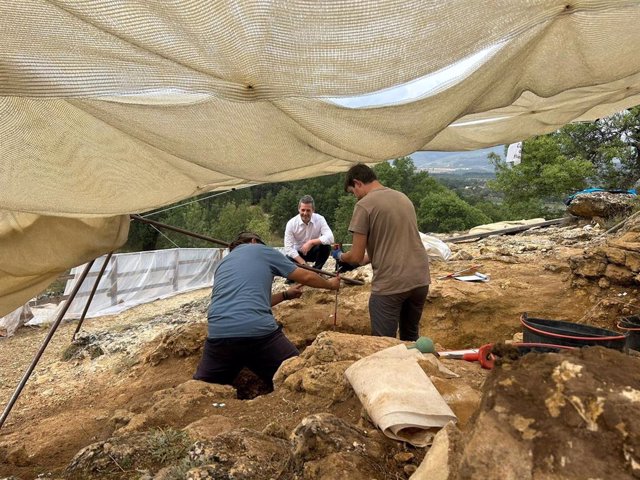 Al fondo, el consejero de Cultura, Turismo y Deporte, Mariano de Paco, observa los trabajos de exvacación en el Valle de los Neandertales de Pinilla del Valle durante una visita al lugar.