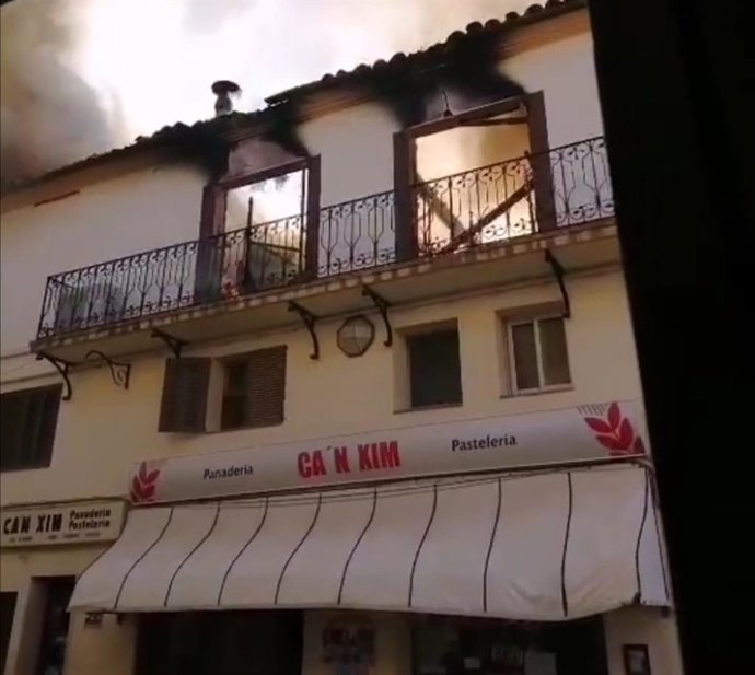 Imagen del incendio declarado en un horno en Pollena.