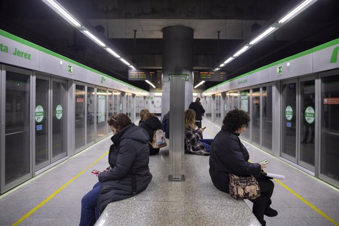 Archivo - Imagen de archivo del interior de una de las estaciones de la línea 1 del Metro de Sevilla.