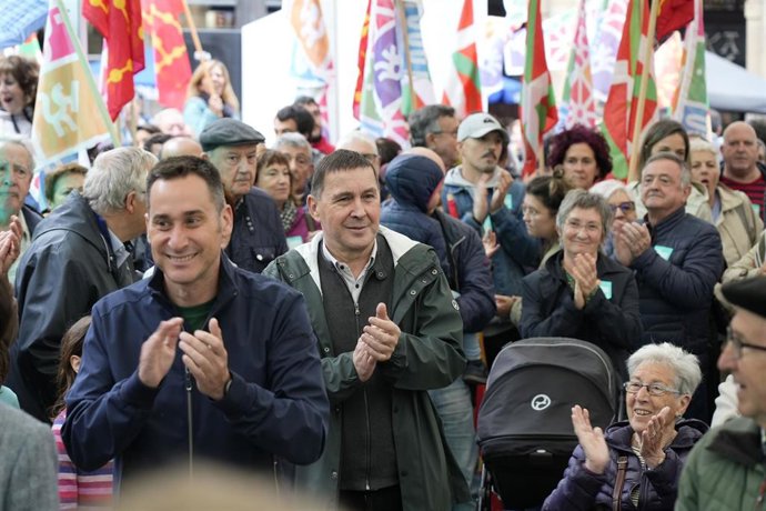 Archivo - Iker Casanova junto a Arnaldo Otegi.