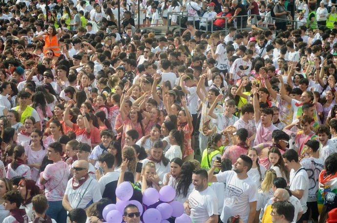 Miles de personas en la plaza del ayuntamiento de Logroño durante el lanzamiento del cohete con el que se inician las fiestas de San Mateo y 66 Vendimia Riojana, en la plaza del Ayuntamiento, a 16 de septiembre de 2023, en Logroño, La Rioja (España).