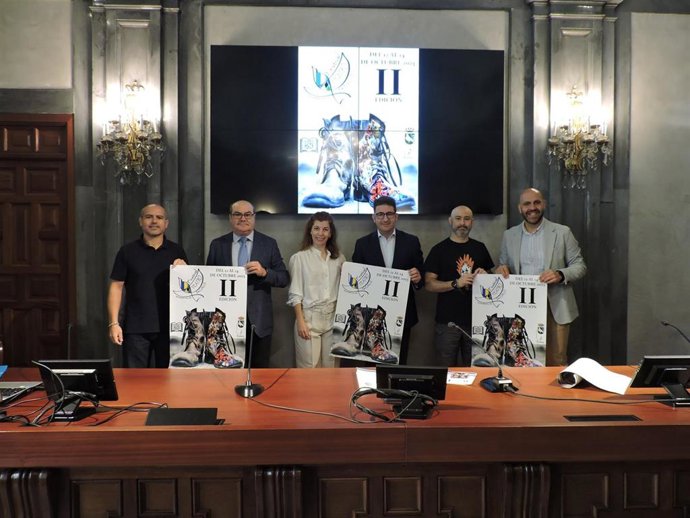 El alcalde de Palomares, en el centro, en la presentación del festival de teatro de calle, en la Casa de la Provincia.