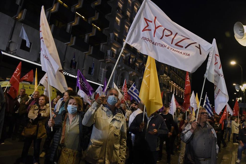 Archivo - Seguidores del partido griego Syriza. 