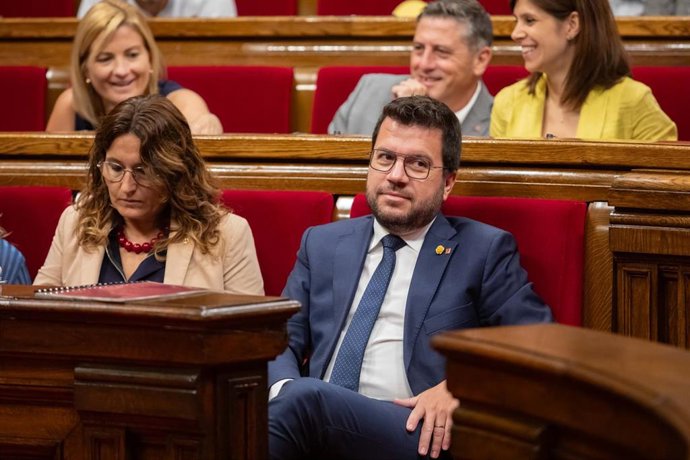 La consellera de la Presidencia de la Generalitat, Laura Vilagr y el presidente de la Generalitat de Catalunya, Pere Aragons, durante una sesión plenaria en el Parlament, a 1 de septiembre de 2023, en Barcelona, Catalunya (España). El Parlament vota u