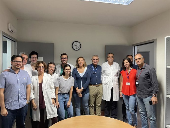 El Doctor y decano de la Facultad de Medicina, Antoni Bennasar, y la Doctora y vicedecana en funciones, Margalida Gili, visitan el Servicio de Otorrinolaringología de Son Lltzer