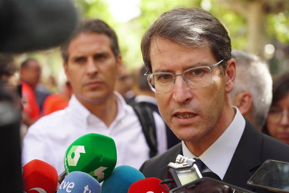 El presidente de La Rioja, Gonzalo Capellán, atiende a medios