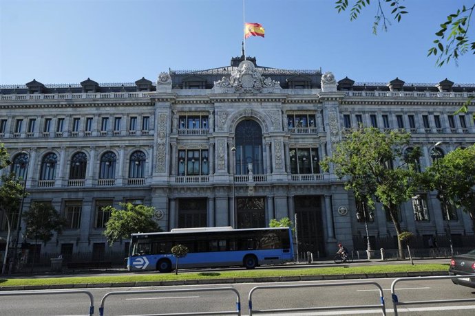 Archivo - Bandera de España a media asta en la sede del Banco de España.