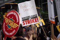 Guionistas de Hollywood celebran el fin de la huelga: "No nos separaron. No pudieron engañarnos"