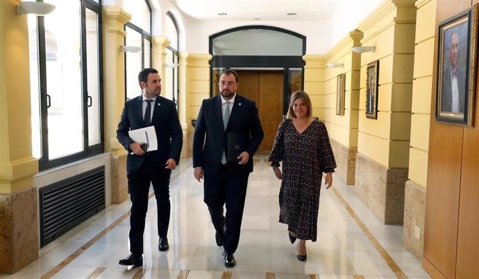 El presidente del Principado, Adrián Barbón, acompañado por la vicepresidenta, Gimena Llamedo, y el consejero de Hacienda, Guillermo Peláez.