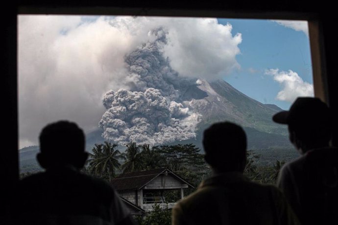 Archivo - Imagen de archivo de la erupción de un volcán en Indonesia. 