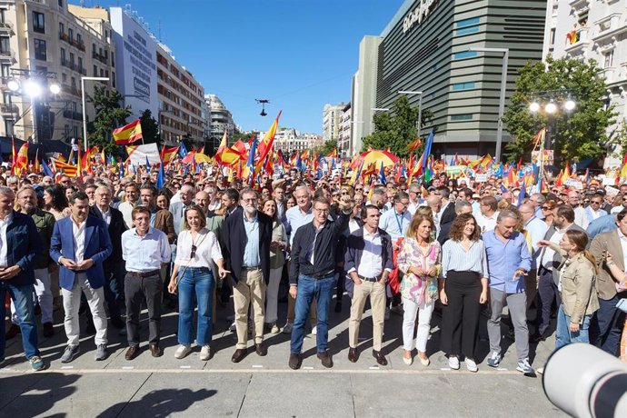 Miembros del PP durante la manifestación organizada por el PP, en la plaza de Felipe II, a 24 de septiembre de 2023, en Madrid (España).