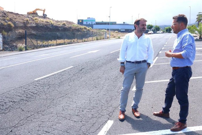 El consejero de Industria del Cabildo de Tenerife, Manuel Fernández, y el alcalde de Los Realejos, Adolfo González, en una visita al polígono de La Gañanía