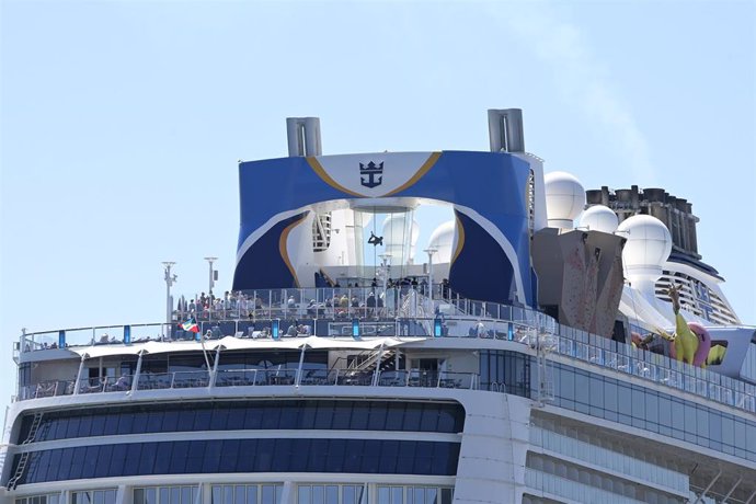 Archivo - El buque trasatlántico Anthem of the Seas atracado en el puerto de A Coruña para salir rumbo al puerto francés de Le Havre, a 26 de mayo de 2022, en A Coruña (Galicia). 