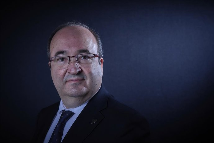 Archivo - El ministro de Cultura y Deporte, Miquel Iceta, posa ante la cámara durante un reportaje fotográfico para Europa Press en la sede del Ministerio, a 11 de octubre de 2021, en Madrid, (España).