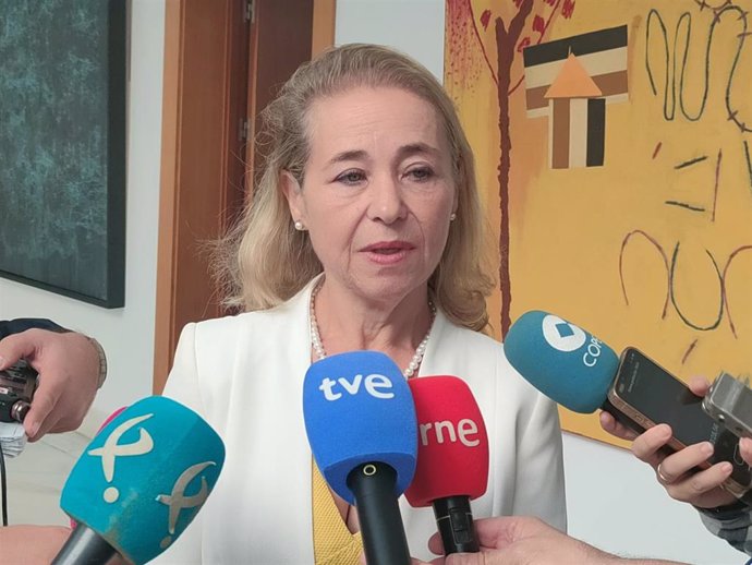 La consejera de Educación, Ciencia y Formación Profesional, Mercedes Vaquera, atiende a los medios de comunicación en la Asamblea de Extremadura.