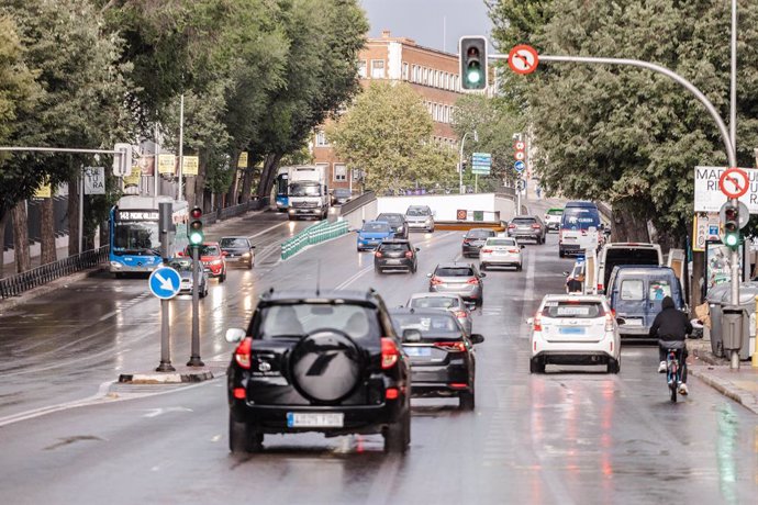 Varios coches circulan bajo la lluvia, a 2 de septiembre de 2023, en Madrid (España). La llegada de una DANA a España, que sucedió ayer 1 de septiembre, ha traído lluvias y un acusado descenso de las temperaturas este fin de semana, cuando las máximas n