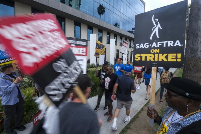 Guionistes i actors nord-americans manifestant-se per reclamar millors condicions als estudis Hollywood