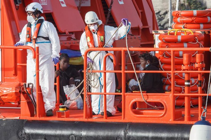 Archivo - La embarcación Salvamento Marítimo Guardamar Talía a su llegada al muelle de Arguineguín con varias decenas de migrantes, a 28 de agosto de 2021, en Arguineguín, Mogán, Gran Canaria, (España). El muelle de Arguineguín recibe este sábado a la