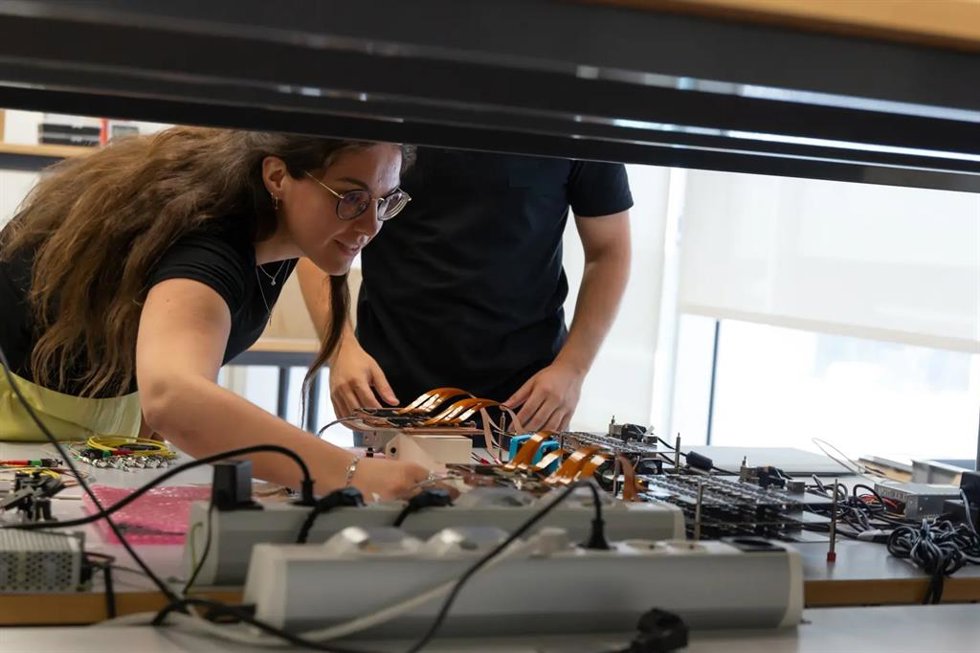 Los ingenieros de Vodafone trabajando en los chips fotónicos de silicio